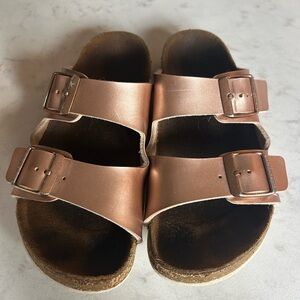 Kids Birkenstock in Metallic Gold size 34